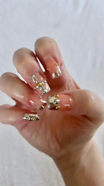 Kat Dennings's hand with chrome manicure